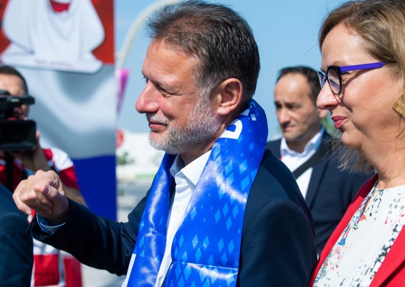 Gordan Jandroković sa suprugom Sonjom u Dohi: Oftamologinja iznenadila modnom kombinacijom u navijačkom duhu