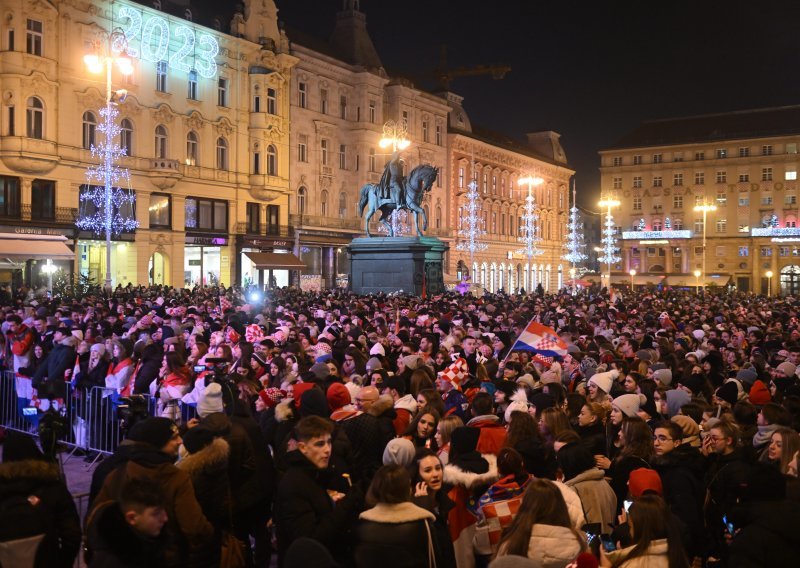 [FOTO] Za Vatrene se navija po gradskim trgovima, bez obzira na hladnoću, kišu i buru