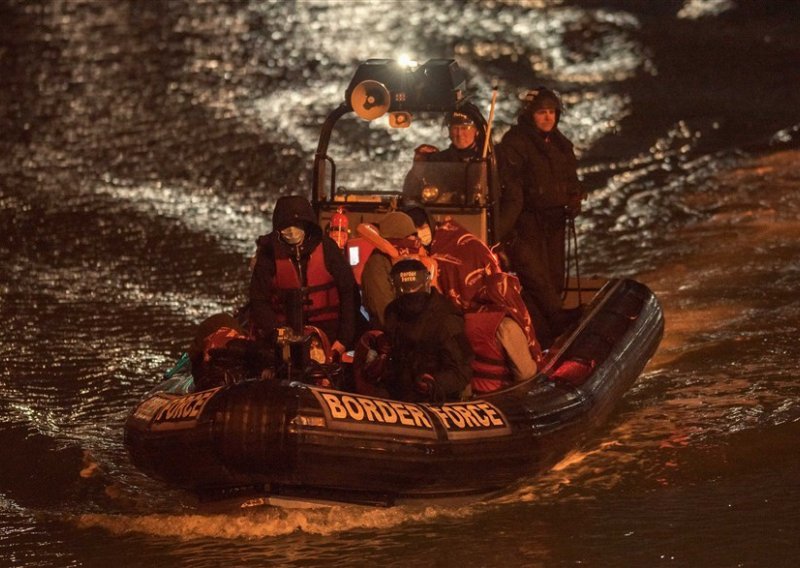 Spasilačka akcija na britanskoj strani La Manchea, potonuo čamac s migrantima