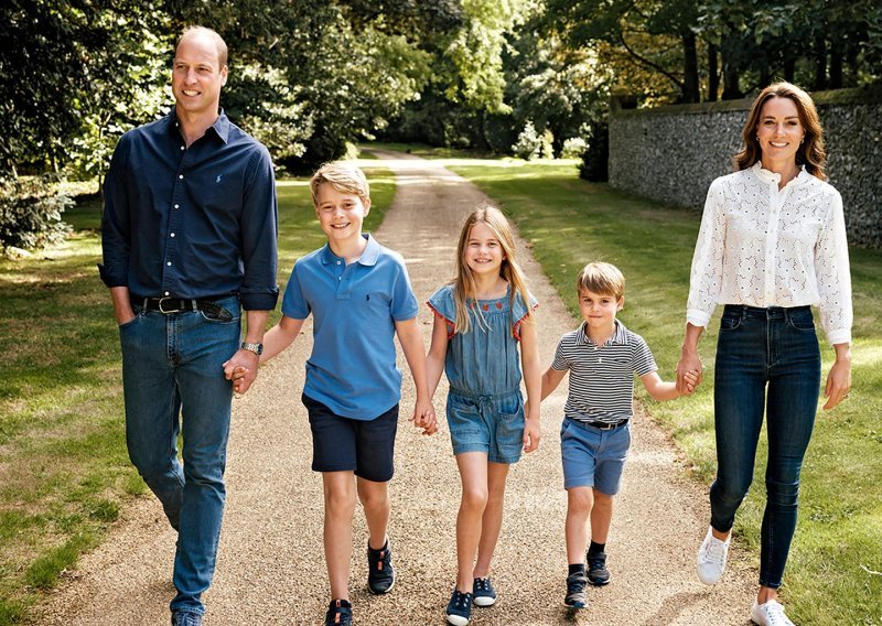 U božićnoj čestitki Kate Middleton i princ William pokazali svoje drugo lice: Obiteljska idila s preslatkim mališanima u opuštenom izdanju