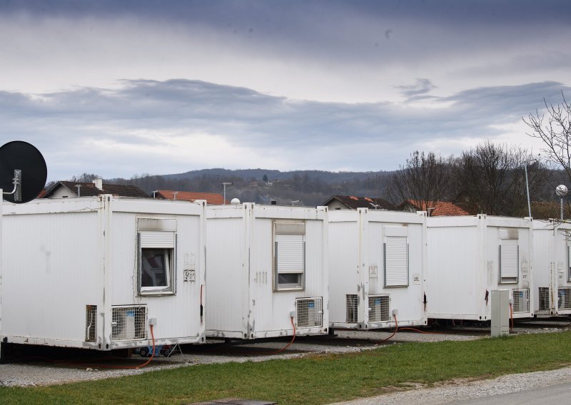 Ovako izgleda život brojnih stanovnika Banije koji već treću zimu u kontejnerima čekaju obnovu srušenih kuća: 'To nisu uvjeti'