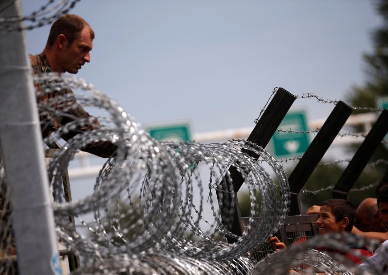 Makendonska vojska postavlja ogradu na granici s Grčkom