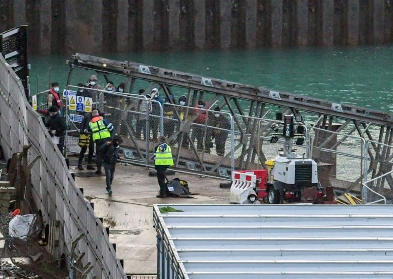 Najmanje troje migranata poginulo u potonuću broda u Engleskom kanalu