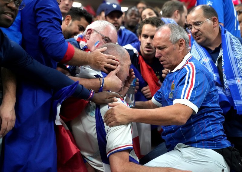 [FOTO] Uoči polufinalne utakmice Kylian Mbappe nokautirao francuskog navijača kojeg su spašavali prijatelji