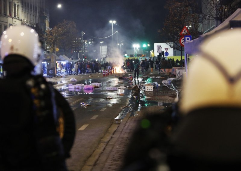 [FOTO/VIDEO] Marokanski navijači u novom pohodu: Oko stotinu uhićeno u Bruxellesu, u Parizu se sukobili s francuskim navijačima, u Montpellieru poginuo dječak