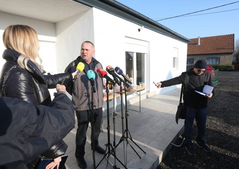 [VIDEO/FOTO] Predane na korištenje prve zamjenske obiteljske kuće na Banovini; korisnici: 'Danas mi je srce veliko k'o kuća'