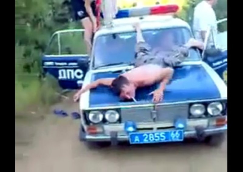 Ruska policija plesala na autu