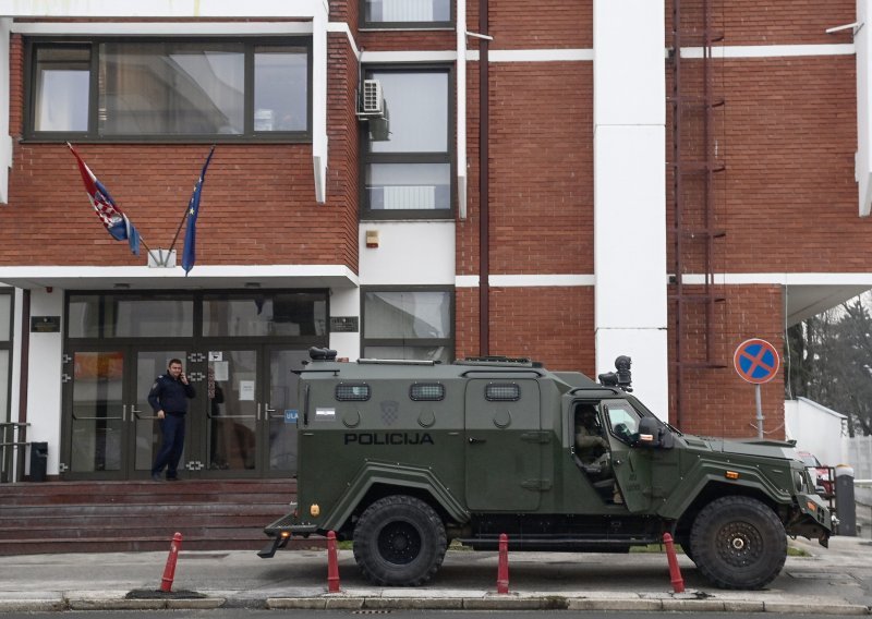 [FOTO] Nesvakidašnja scena: specijalci u posebnom blindiranom vozilu doveli optuženika na sud