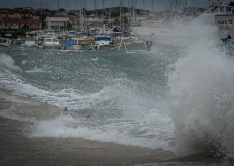 Zbog vjetra u prekidu trajekta linija Dubrovnik-Suđurađ i neki katamarani