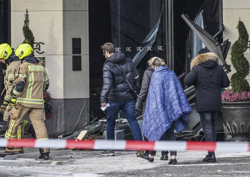 [FOTO] U središtu Berlina puknuo najveći cilindrični samostojeći akvarij na svijetu; jedna osoba ozlijeđena