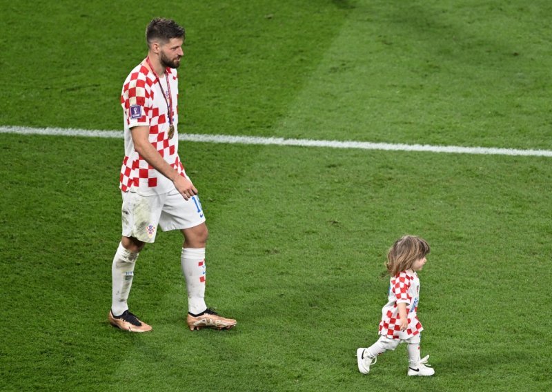 Bruno Petković sve je raznježio fotografijom sa sinčićem: 'I ja sam treći na svijetu'