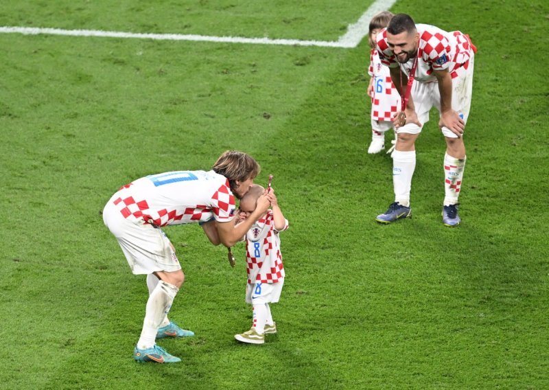 [FOTO] Ukrao mu omiljenu četkicu za zube: Kad vidite ove prizore Luke Modrića s preslatkim Ivanom Kovačićem rastopit ćete se