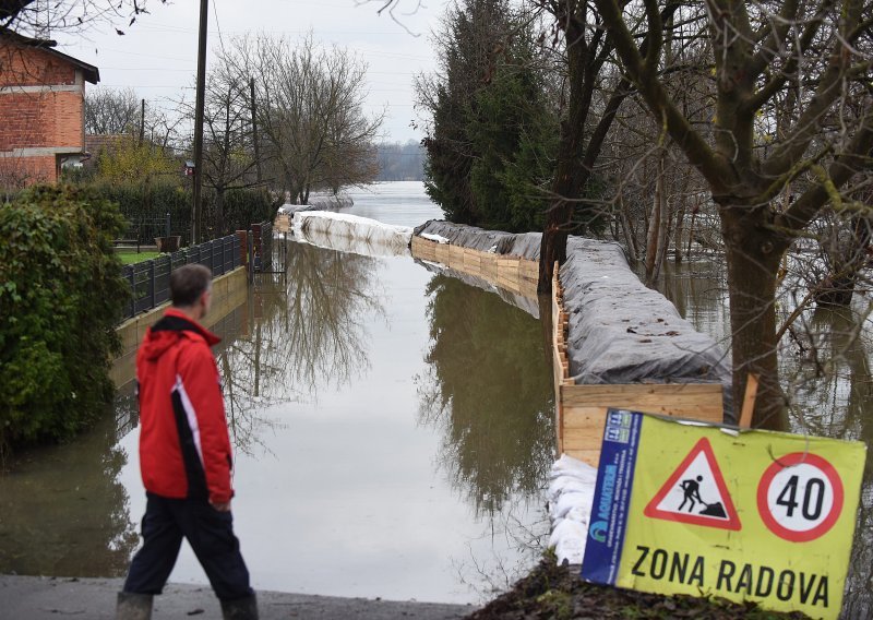 Zbog izlijevanja Kupe državna cesta Karlovac-Pokupsko zatvorena za promet