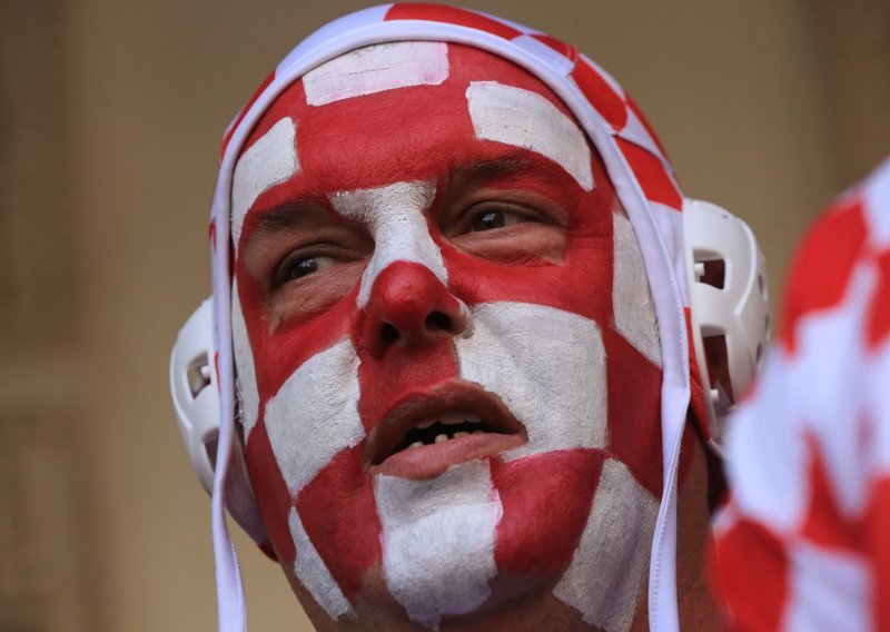 Britanci u čudu. Zašto Hrvati nose vaterpolo kapice na nogometnim utakmicama?