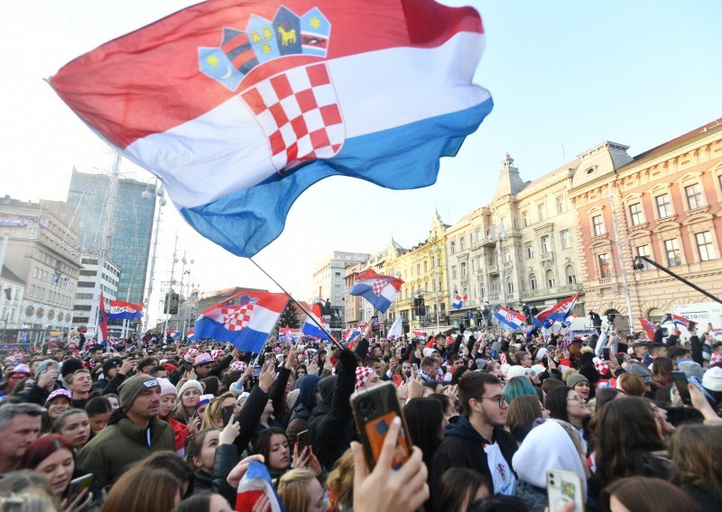 Vatreni na putu prema Hrvatskoj, navijači već okupirali Trg bana Jelačića - evo kako to izgleda