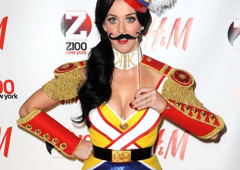 Katy Perry brkovi dobro stoje