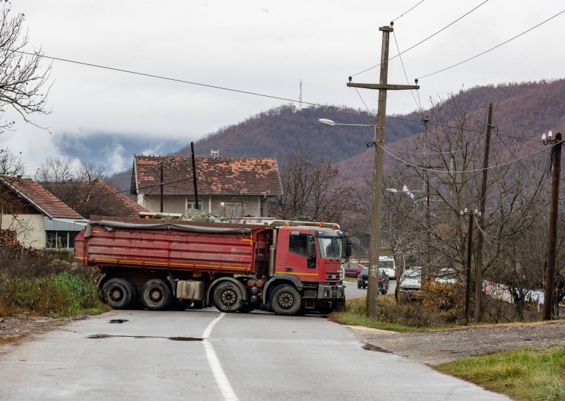 Nove napetosti na Kosovu: Prosvjedi srpskih ultradesničara, KFOR postavio bodljikavu žicu