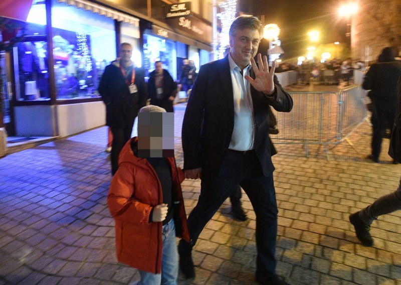 Andrej Plenković sa sinom Marijem stigao na veliki doček Vatrenih