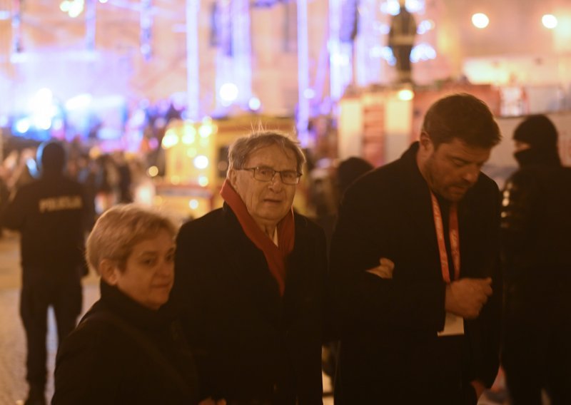 [VIDEO/FOTO] Trener svih trenera došao je pozdraviti 'vatrene'; pogledajte kako je dočekan legendarni Miroslav Ćiro Blažević