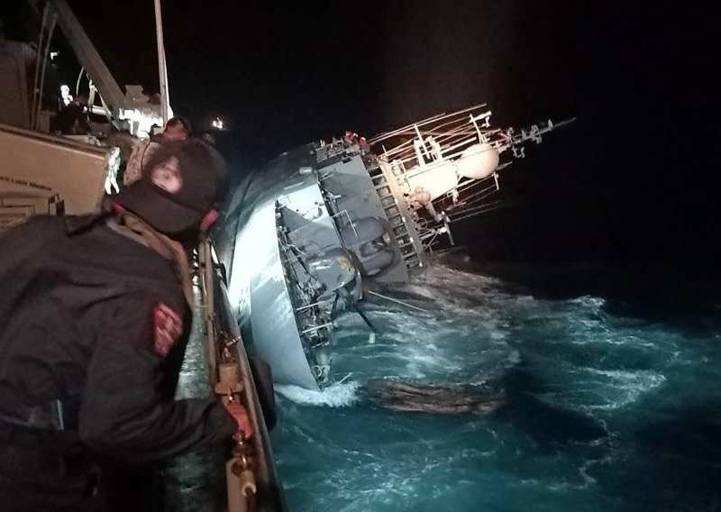Olujno nevrijeme poharalo jug Tajlanda; traje potraga za 31 nestalim u potonuću ratnog broda