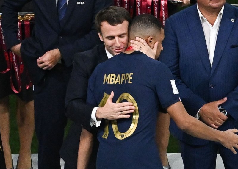 Macron je naslijedio Kolindinu tradiciju grljenja srebrnih, a Mbappe je jedva čekao kraj tog zagrljaja