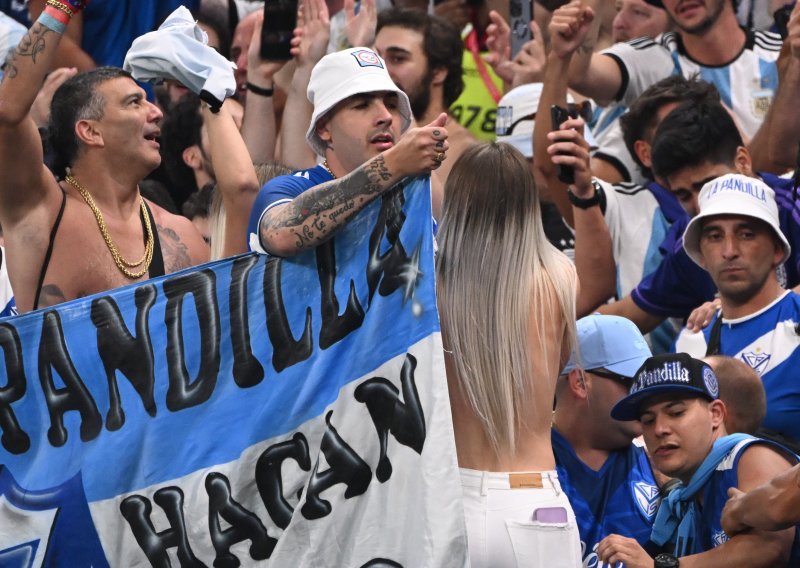 Pobjedu Argentine proslavila je skidanjem u toples na stadionu u Dohi zbog čega bi ova navijačica mogla završiti iza rešetaka