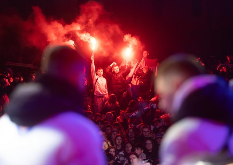 [FOTO/VIDEO] U Zadru Livaković i Erlić pjevali s Grdovićem, Brozović u Velikoj Gorici priznao da se uspio otrijezniti, a u Kaštelima djeca navalila na Livaju i Pašalića