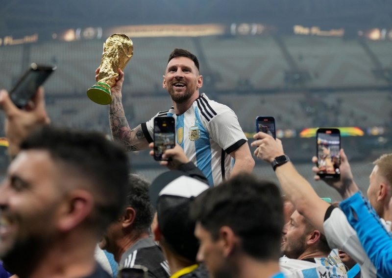 [VIDEO] Što je uopće ovaj čovjek radio na terenu poslije finala dok su Argentinci slavili; još se prema Messiju agresivno ponašao