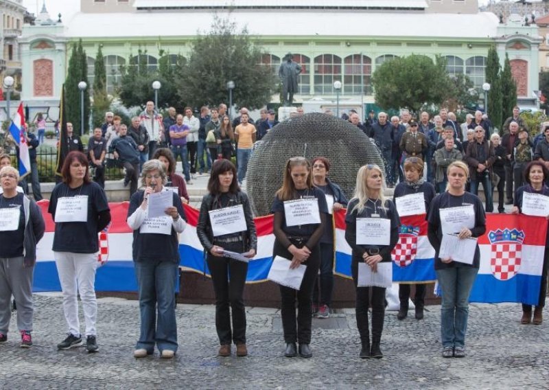 Riječki dragovoljci angažirali žene iz Zadra da prosvjeduju protiv Frljića