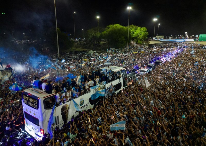 [VIDEO/FOTO] Navijači s mostova skakali u autobus reprezentacije, ima ozlijeđenih; Leo Messi i suigrači evakuirani helikopterima