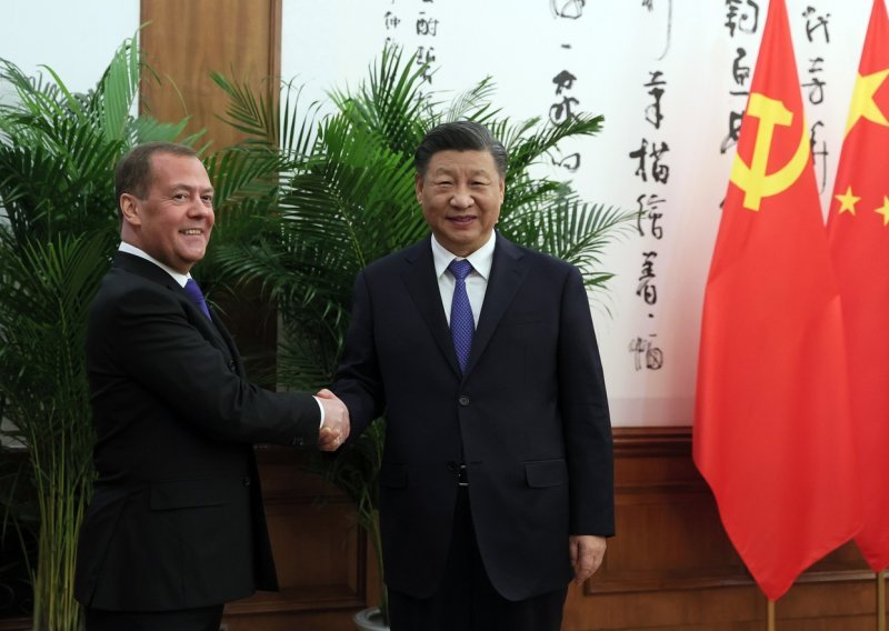Rusija pojačava veze s Kinom: Medvedev stigao u iznenadni posjet Xiju, razgovarat će o svemu pa i Ukrajini