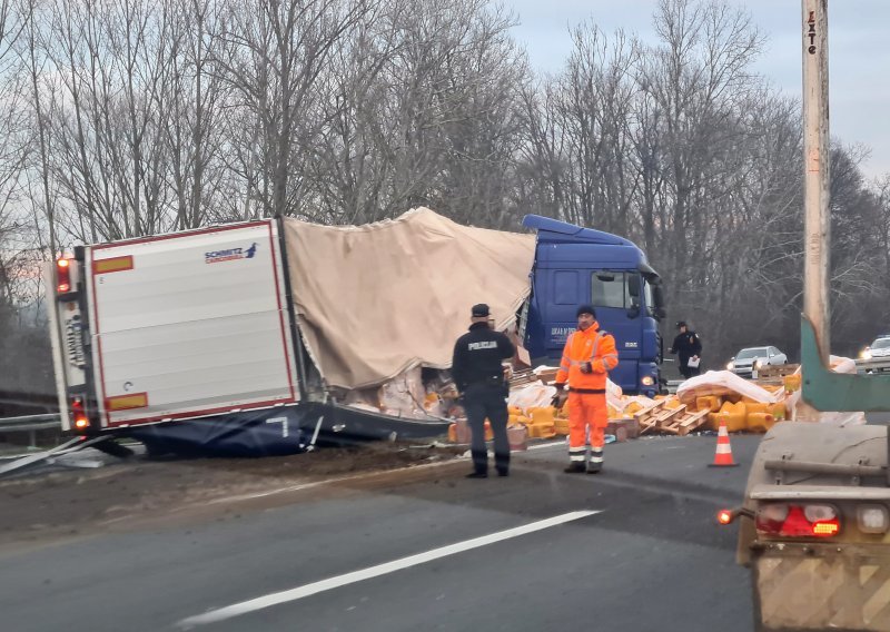 Šleper izletio s ceste na A3, vozi se usporeno u oba smjera