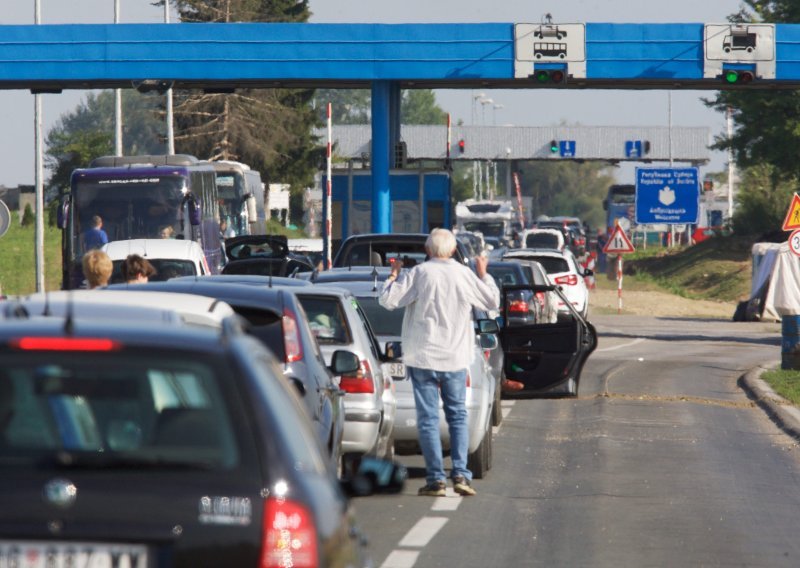 Na prelazak granice čeka se satima; zaredali lančani sudari, ima ozlijeđenih