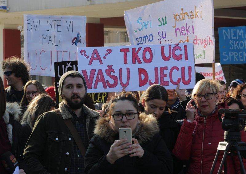 Učiteljima najveći stres predstavlja administracija, a manje od polovine njihovog radnog vremena posvećeno je nastavi