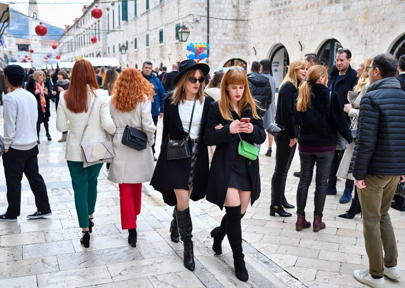 [FOTO] Blagdanska špica na Stradunu: Od šljokica, perja do toplih kaputa i šarenih odijela