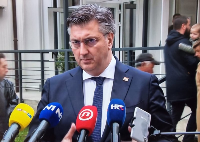 [VIDEO/FOTO] Plenković na pitanja o povjerenju Paladini i Milanovićevoj kritici obnove ima isti odgovor: Sretan Božić