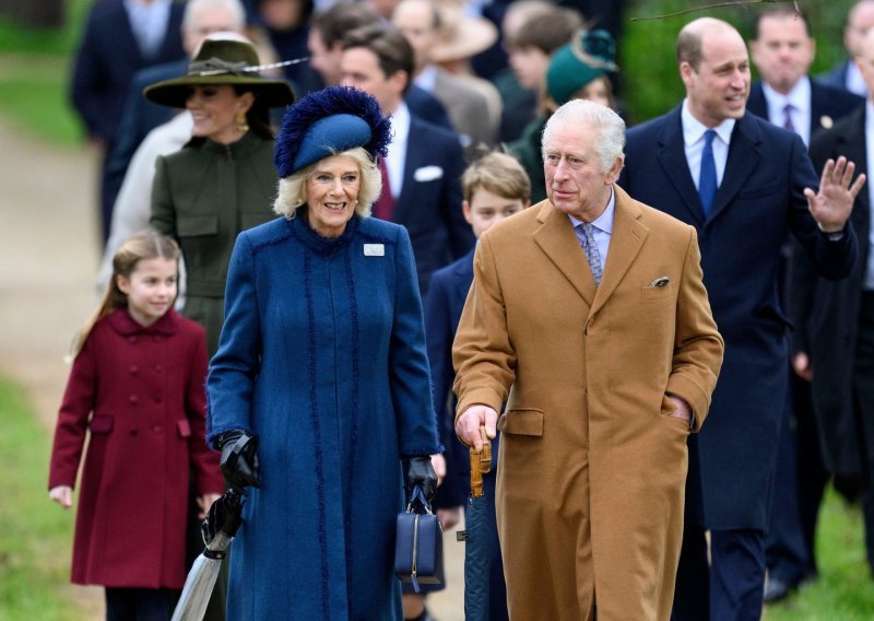 Istupi Harryja i Meghan samo su ih ojačali: Britanska kraljevska obitelj u zajedničkoj šetnji nakon mise u Sandringhamu