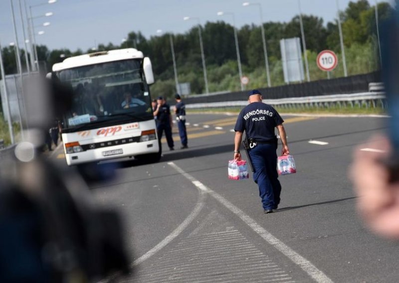 Koliko će država platiti autobusnim tvrtkama koje danonoćno voze izbjeglice