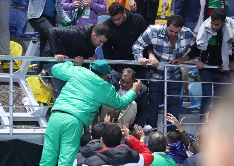 [FOTO] Panika i kaos na utakmici egipatskog košarkaškog Superkupa; urušila se tribina...