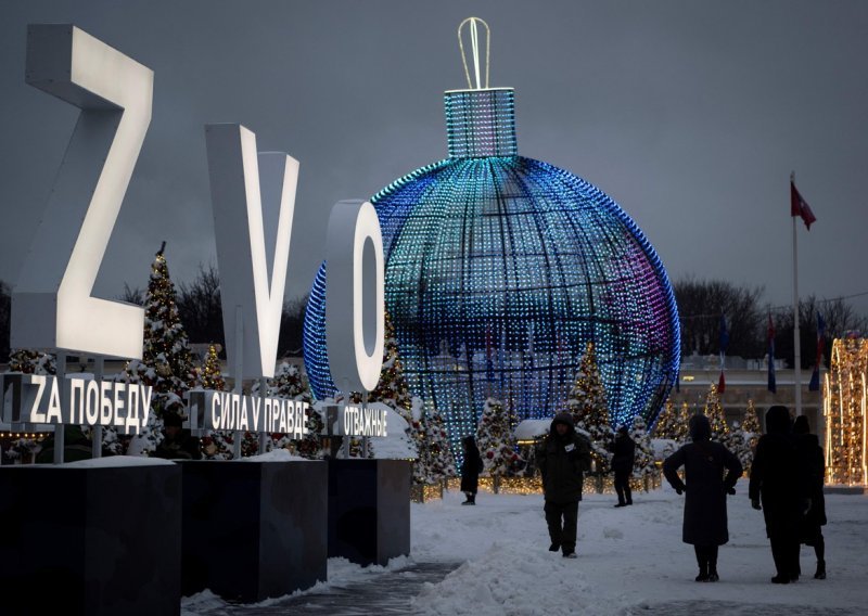 Moskva i novogodišnje ukrase prilagodila ratu: Pred parkom Gorkog simboli invazije na Ukrajinu