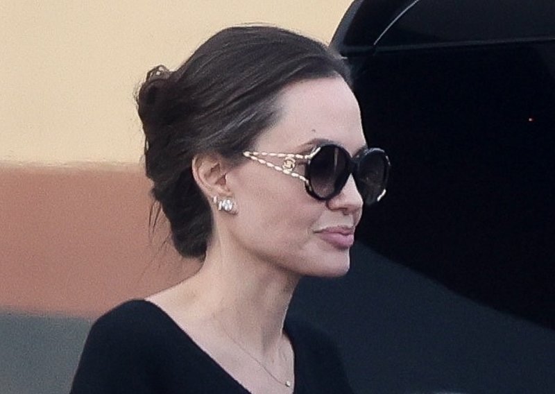 Angelina Jolie snimljena u društvu popularnog glumca: Je li ovo 'samo kava' ili i nešto više?