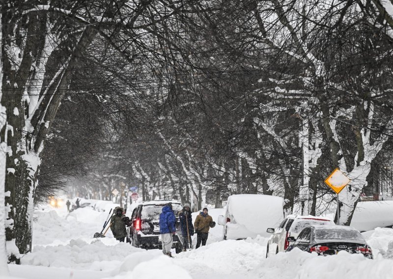 [FOTO] Snježna oluja paralizirala zapad New Yorka, najmanje 27 ljudi mrtvo