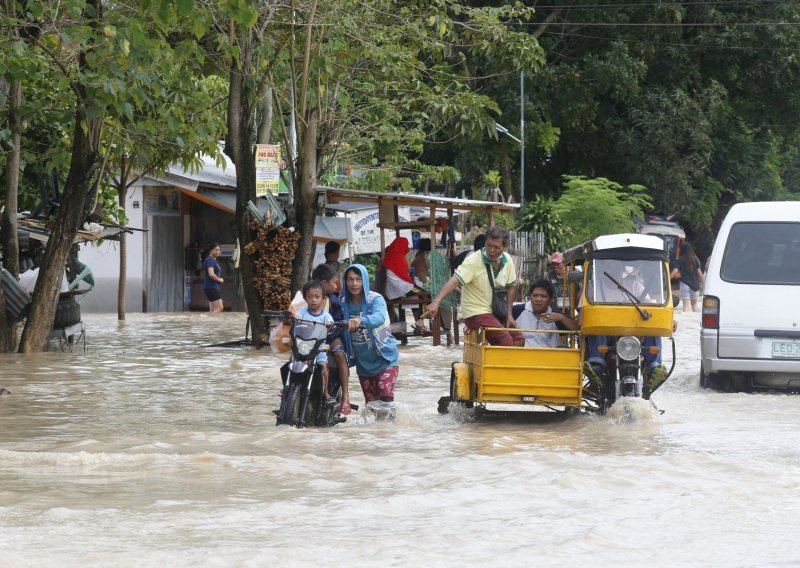 Broj žrtava u poplavama na Filipinima porastao na 13