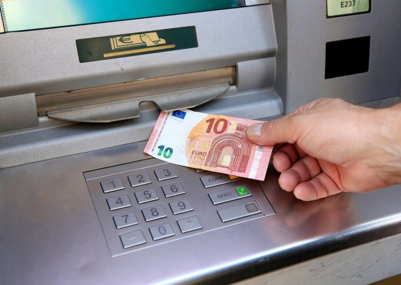 U novu godinu s eurom: U nedjelju u pogonu 70 posto bankomata