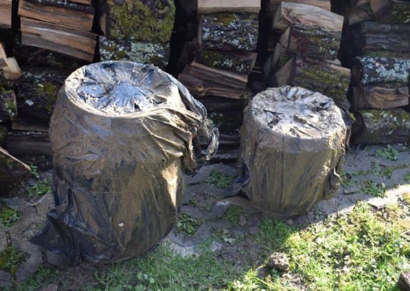 Policija u akciji: Dileru kod Zagreba pronađeno još gotovo 100 kilograma kokaina, pogledajte kako ih je pokušao sakriti