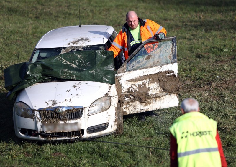 [FOTO] Iz Save kod Slavonskog Broda izvučeno žensko tijelo; policija pronašla i automobil