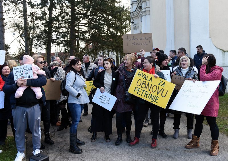 [VIDEO/FOTO] Petrinjci u prosvjednoj šetnji: 'Hvala za šest izgrađenih kuća u dvije godine'