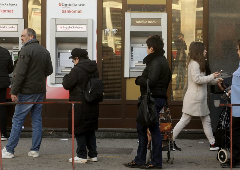 Potrošači upozoravaju: 'Nema dovoljno eurokovanica, redovi su u bankama, a na bankomatima često nema novca'