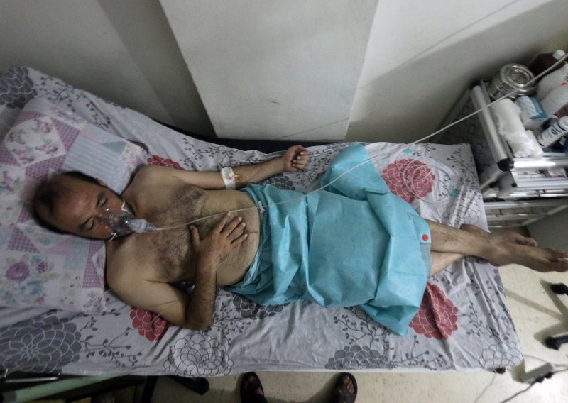 Deseci slučajevi gušenja u Alepu; sumnja se na napad klorom