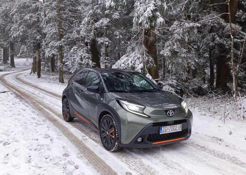 [FOTO] Isprobali smo Toyotu Aygo X na snijegu i laganijoj terenskoj vožnji: Maleni gradski crossover i dalje uvjerljiv